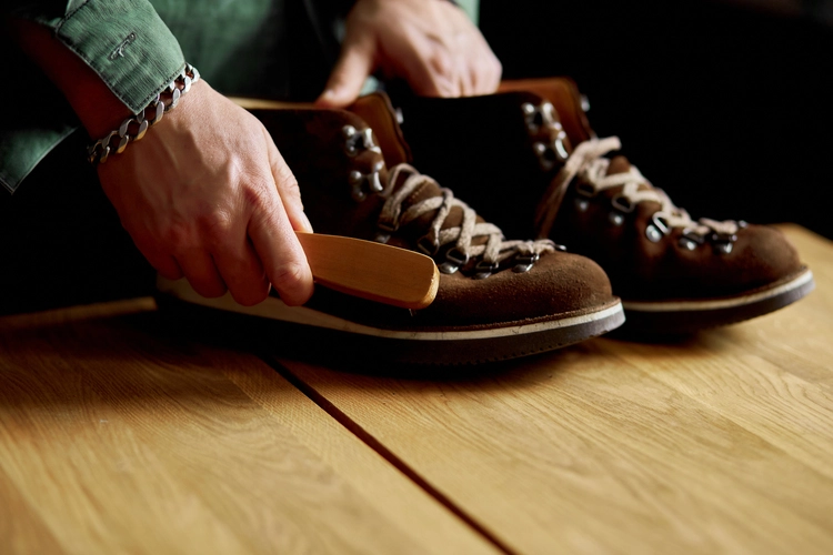 Hommes-nettoyage-suisses-chaussures