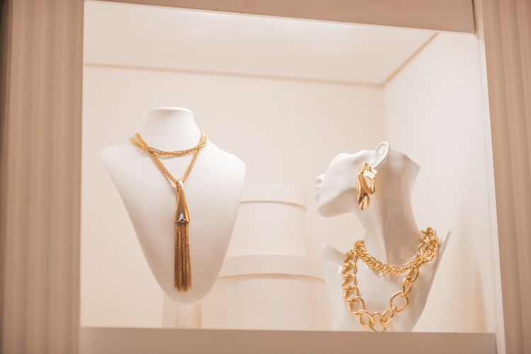 Bijoux-en-or-de-luxe-sur-supports-et-boite-a-bijoux