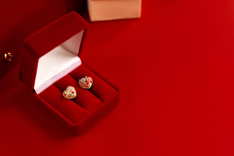 boucles-d-oreilles-coeur-stylées-dans-une-boite-rouge